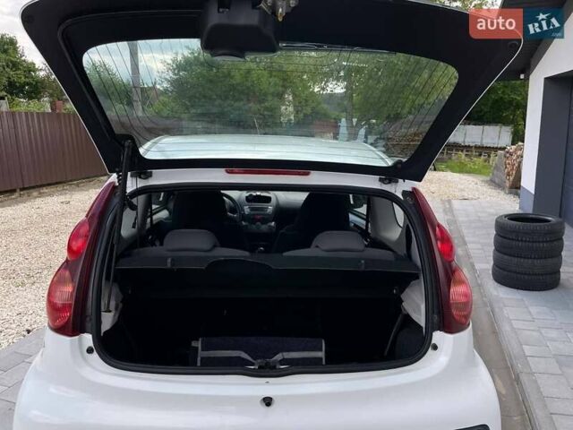 Белый Пежо 107, объемом двигателя 1 л и пробегом 214 тыс. км за 4200 $, фото 24 на Automoto.ua