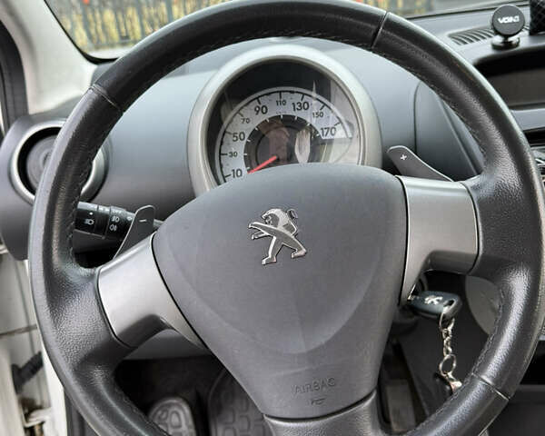 Белый Пежо 107, объемом двигателя 0.99 л и пробегом 220 тыс. км за 4900 $, фото 9 на Automoto.ua