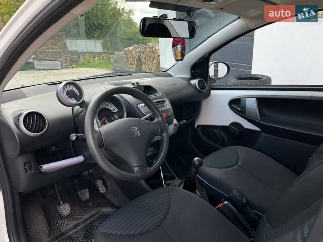 Белый Пежо 107, объемом двигателя 1 л и пробегом 214 тыс. км за 4200 $, фото 16 на Automoto.ua