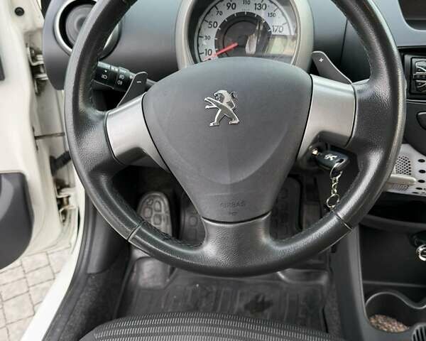 Белый Пежо 107, объемом двигателя 0.99 л и пробегом 220 тыс. км за 4900 $, фото 1 на Automoto.ua