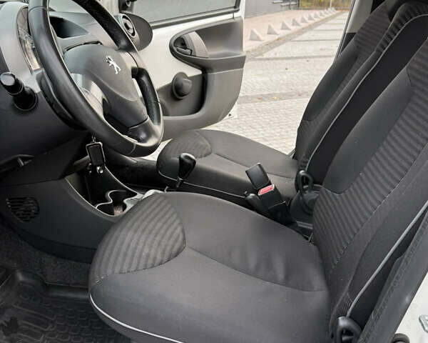 Белый Пежо 107, объемом двигателя 0.99 л и пробегом 220 тыс. км за 4900 $, фото 16 на Automoto.ua