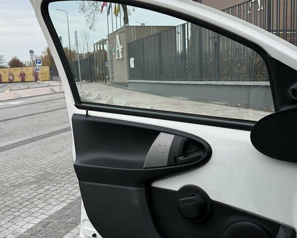 Белый Пежо 107, объемом двигателя 0.99 л и пробегом 220 тыс. км за 4900 $, фото 13 на Automoto.ua