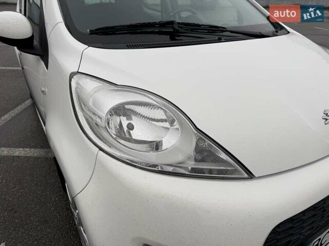 Білий Пежо 107, об'ємом двигуна 1 л та пробігом 65 тис. км за 6500 $, фото 3 на Automoto.ua