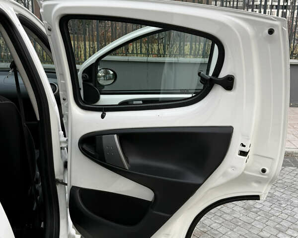 Белый Пежо 107, объемом двигателя 0.99 л и пробегом 220 тыс. км за 4900 $, фото 21 на Automoto.ua