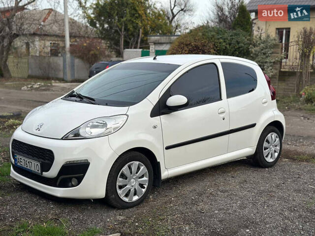 Белый Пежо 107, объемом двигателя 1 л и пробегом 77 тыс. км за 6300 $, фото 2 на Automoto.ua