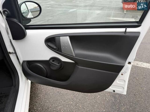 Білий Пежо 107, об'ємом двигуна 1 л та пробігом 65 тис. км за 6500 $, фото 29 на Automoto.ua