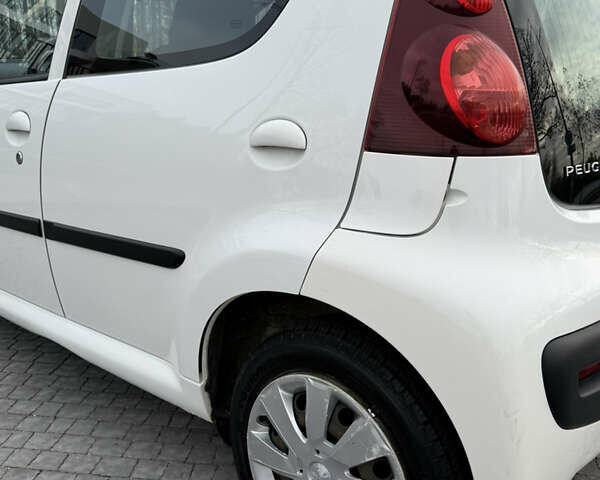Белый Пежо 107, объемом двигателя 0.99 л и пробегом 220 тыс. км за 4900 $, фото 33 на Automoto.ua