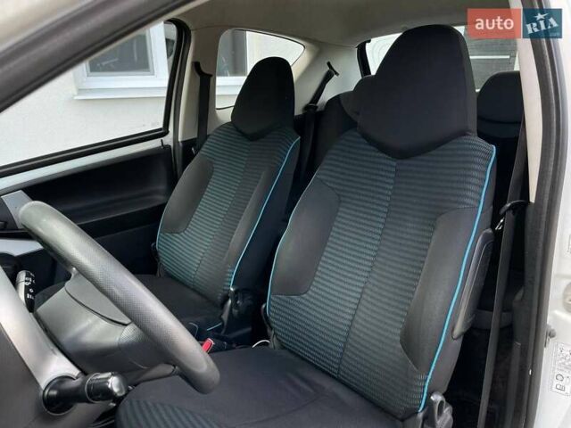 Белый Пежо 107, объемом двигателя 1 л и пробегом 214 тыс. км за 4200 $, фото 12 на Automoto.ua