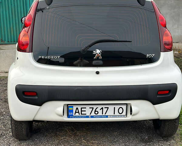 Белый Пежо 107, объемом двигателя 1 л и пробегом 77 тыс. км за 6300 $, фото 4 на Automoto.ua