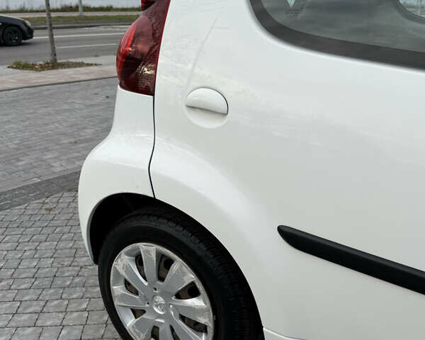 Белый Пежо 107, объемом двигателя 0.99 л и пробегом 220 тыс. км за 4900 $, фото 30 на Automoto.ua