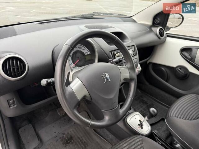 Білий Пежо 107, об'ємом двигуна 1 л та пробігом 65 тис. км за 6500 $, фото 45 на Automoto.ua
