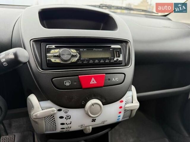 Білий Пежо 107, об'ємом двигуна 1 л та пробігом 65 тис. км за 6500 $, фото 48 на Automoto.ua