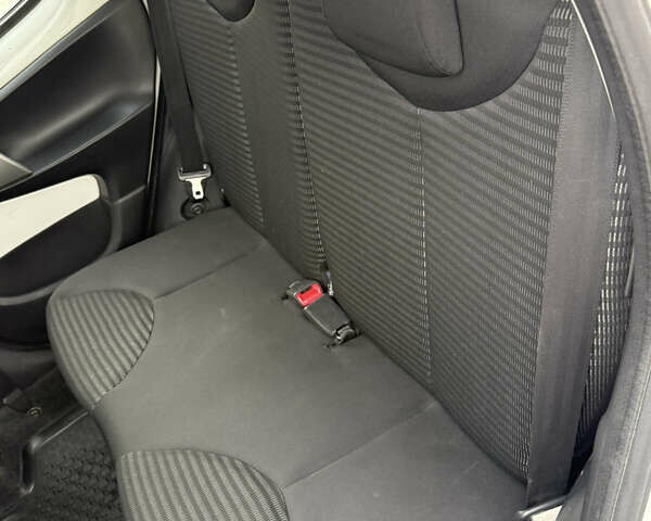 Белый Пежо 107, объемом двигателя 0.99 л и пробегом 220 тыс. км за 4900 $, фото 20 на Automoto.ua