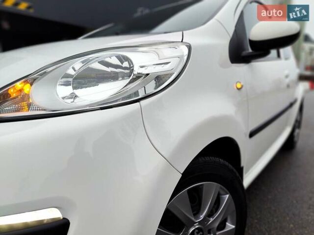 Білий Пежо 107, об'ємом двигуна 1 л та пробігом 117 тис. км за 4990 $, фото 2 на Automoto.ua