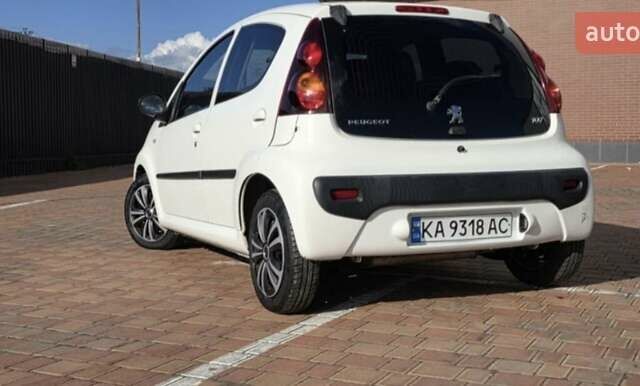 Белый Пежо 107, объемом двигателя 1 л и пробегом 145 тыс. км за 6000 $, фото 5 на Automoto.ua