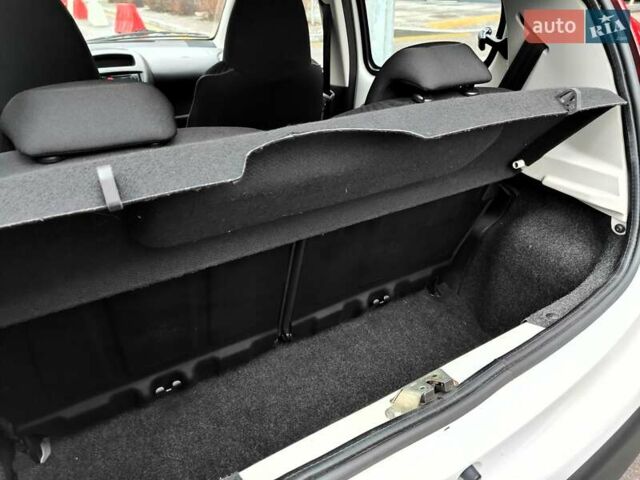 Білий Пежо 107, об'ємом двигуна 1 л та пробігом 117 тис. км за 4990 $, фото 14 на Automoto.ua