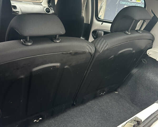 Белый Пежо 107, объемом двигателя 1 л и пробегом 116 тыс. км за 5500 $, фото 7 на Automoto.ua