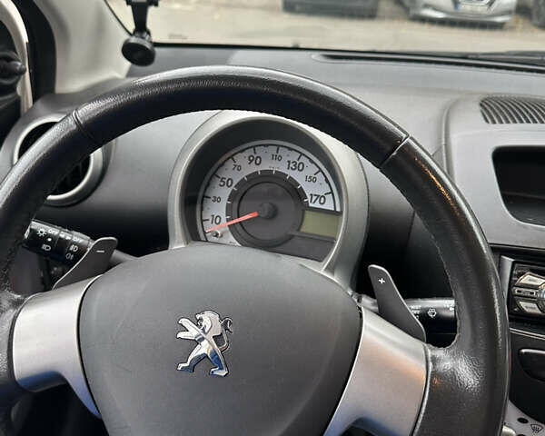 Белый Пежо 107, объемом двигателя 1 л и пробегом 116 тыс. км за 5500 $, фото 5 на Automoto.ua