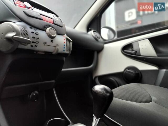 Білий Пежо 107, об'ємом двигуна 1 л та пробігом 117 тис. км за 4990 $, фото 37 на Automoto.ua