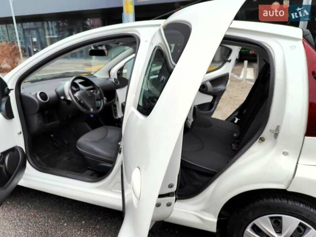 Білий Пежо 107, об'ємом двигуна 1 л та пробігом 117 тис. км за 4990 $, фото 5 на Automoto.ua