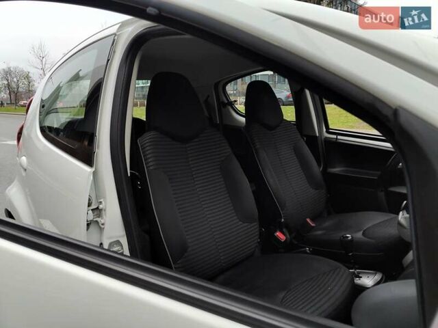 Білий Пежо 107, об'ємом двигуна 1 л та пробігом 117 тис. км за 4990 $, фото 27 на Automoto.ua