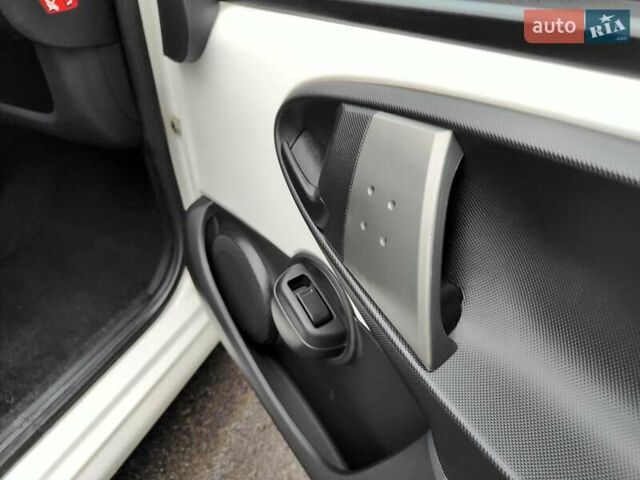 Білий Пежо 107, об'ємом двигуна 1 л та пробігом 117 тис. км за 4990 $, фото 45 на Automoto.ua