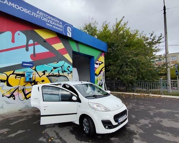 Белый Пежо 107, объемом двигателя 1 л и пробегом 90 тыс. км за 6500 $, фото 17 на Automoto.ua