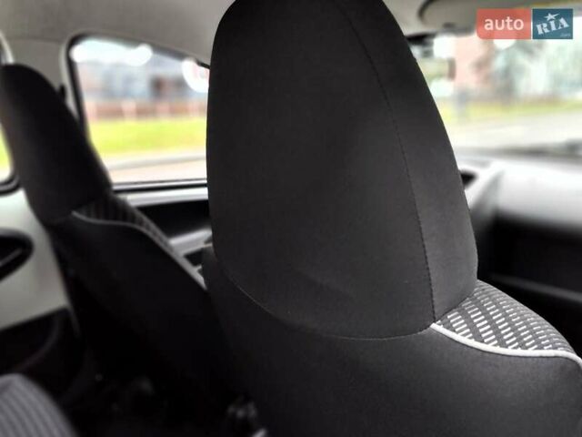 Білий Пежо 107, об'ємом двигуна 1 л та пробігом 117 тис. км за 4990 $, фото 54 на Automoto.ua