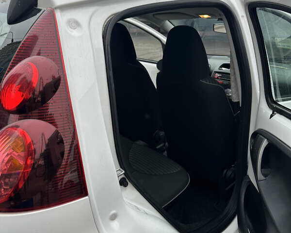 Белый Пежо 107, объемом двигателя 1 л и пробегом 116 тыс. км за 5500 $, фото 8 на Automoto.ua