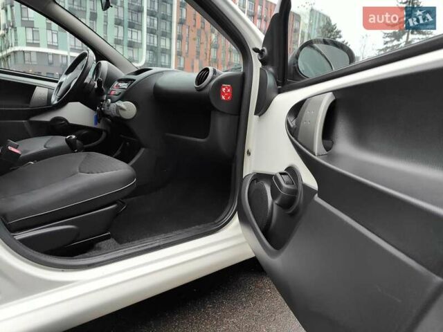 Білий Пежо 107, об'ємом двигуна 1 л та пробігом 117 тис. км за 4990 $, фото 44 на Automoto.ua