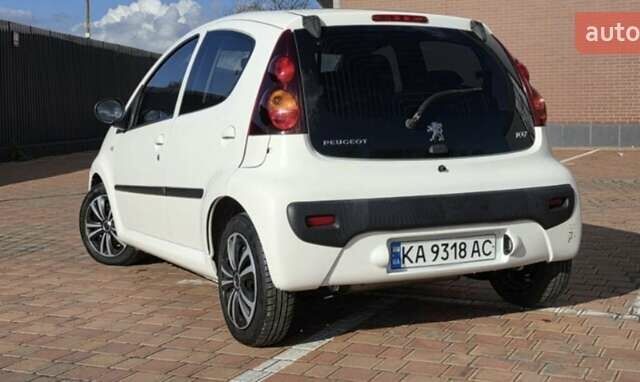 Белый Пежо 107, объемом двигателя 1 л и пробегом 145 тыс. км за 6900 $, фото 17 на Automoto.ua