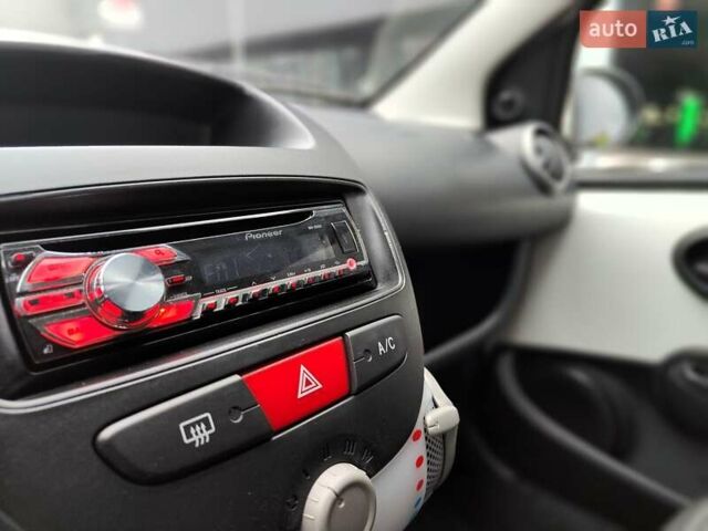 Білий Пежо 107, об'ємом двигуна 1 л та пробігом 117 тис. км за 4990 $, фото 36 на Automoto.ua