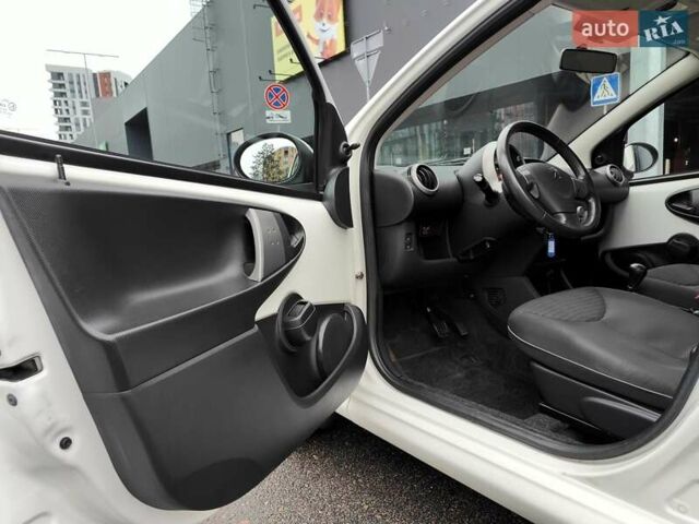 Білий Пежо 107, об'ємом двигуна 1 л та пробігом 117 тис. км за 4990 $, фото 30 на Automoto.ua