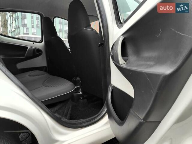 Білий Пежо 107, об'ємом двигуна 1 л та пробігом 117 тис. км за 4990 $, фото 52 на Automoto.ua