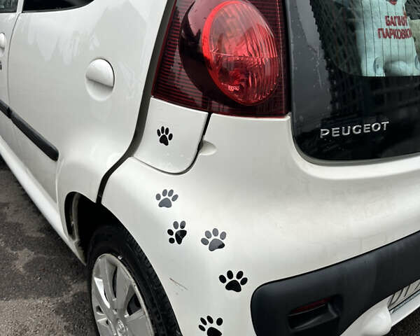 Белый Пежо 107, объемом двигателя 1 л и пробегом 116 тыс. км за 5500 $, фото 3 на Automoto.ua