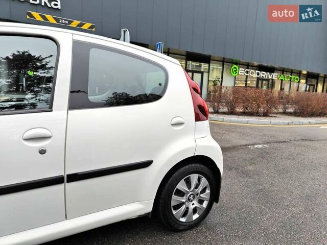 Білий Пежо 107, об'ємом двигуна 1 л та пробігом 117 тис. км за 4990 $, фото 6 на Automoto.ua