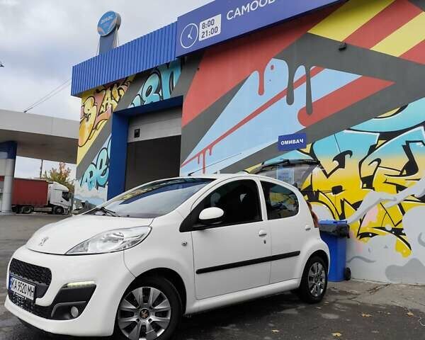 Белый Пежо 107, объемом двигателя 1 л и пробегом 90 тыс. км за 6500 $, фото 6 на Automoto.ua