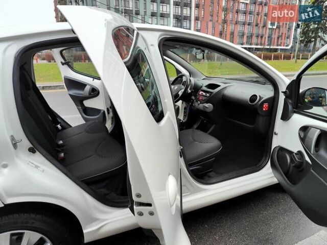 Білий Пежо 107, об'ємом двигуна 1 л та пробігом 117 тис. км за 4990 $, фото 21 на Automoto.ua
