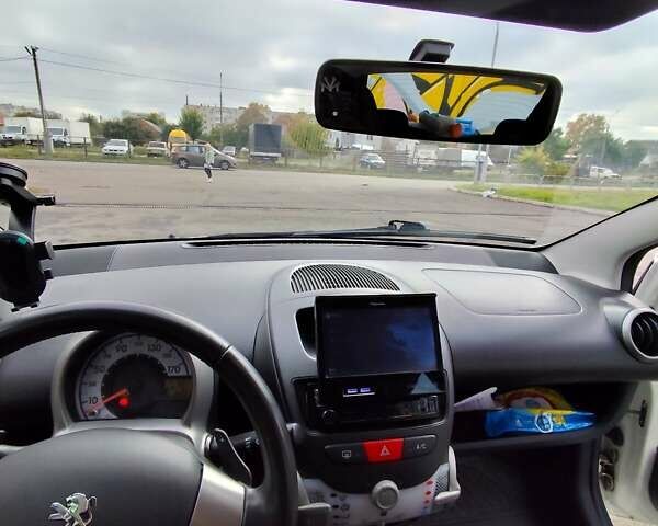 Белый Пежо 107, объемом двигателя 1 л и пробегом 90 тыс. км за 6500 $, фото 14 на Automoto.ua
