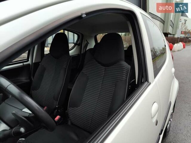 Білий Пежо 107, об'ємом двигуна 1 л та пробігом 117 тис. км за 4990 $, фото 3 на Automoto.ua