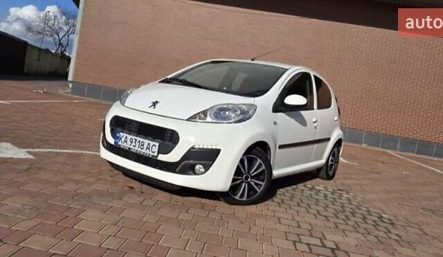 Белый Пежо 107, объемом двигателя 1 л и пробегом 145 тыс. км за 6900 $, фото 18 на Automoto.ua