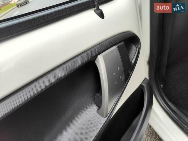 Білий Пежо 107, об'ємом двигуна 1 л та пробігом 117 тис. км за 4990 $, фото 39 на Automoto.ua