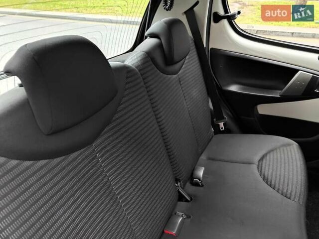 Білий Пежо 107, об'ємом двигуна 1 л та пробігом 117 тис. км за 4990 $, фото 57 на Automoto.ua