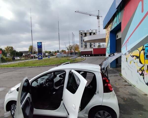 Белый Пежо 107, объемом двигателя 1 л и пробегом 90 тыс. км за 6500 $, фото 13 на Automoto.ua