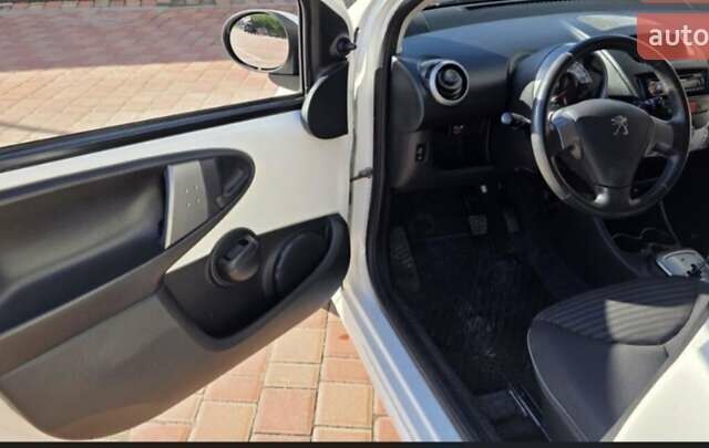 Белый Пежо 107, объемом двигателя 1 л и пробегом 145 тыс. км за 6900 $, фото 12 на Automoto.ua
