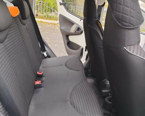 Белый Пежо 107, объемом двигателя 1 л и пробегом 90 тыс. км за 6500 $, фото 22 на Automoto.ua