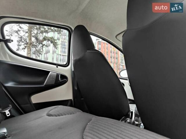 Білий Пежо 107, об'ємом двигуна 1 л та пробігом 117 тис. км за 4990 $, фото 56 на Automoto.ua