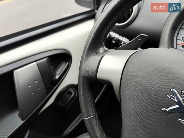 Білий Пежо 107, об'ємом двигуна 1 л та пробігом 117 тис. км за 4990 $, фото 49 на Automoto.ua