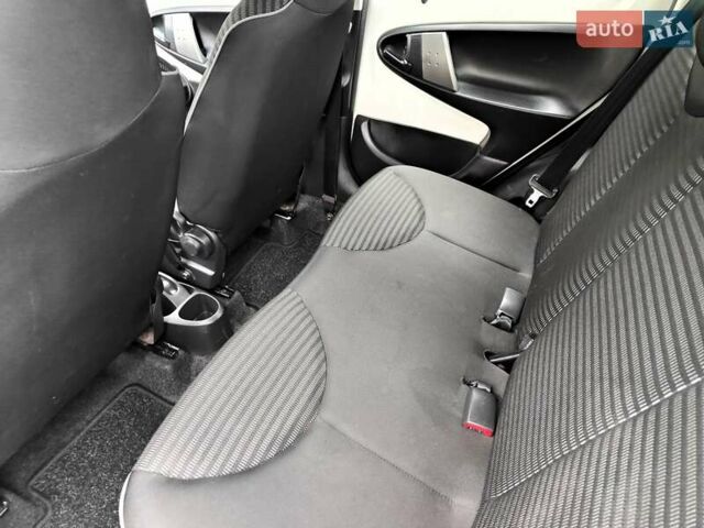 Білий Пежо 107, об'ємом двигуна 1 л та пробігом 117 тис. км за 4990 $, фото 41 на Automoto.ua