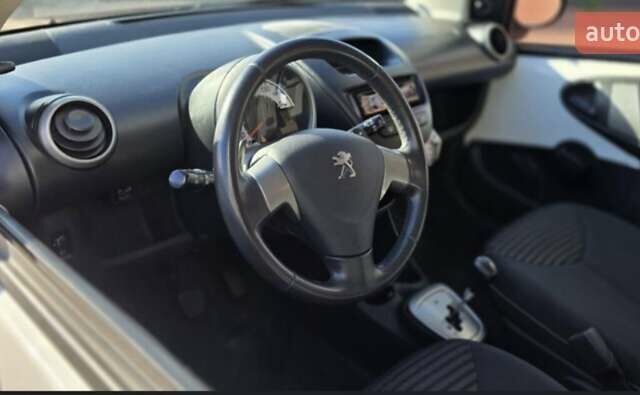 Белый Пежо 107, объемом двигателя 1 л и пробегом 145 тыс. км за 6900 $, фото 15 на Automoto.ua